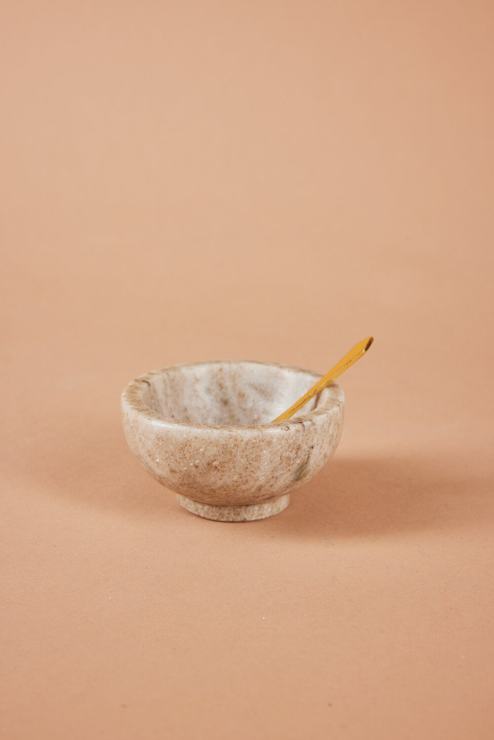 Saltskål i marmor med guldske, beige - Ø:7,5 cm.